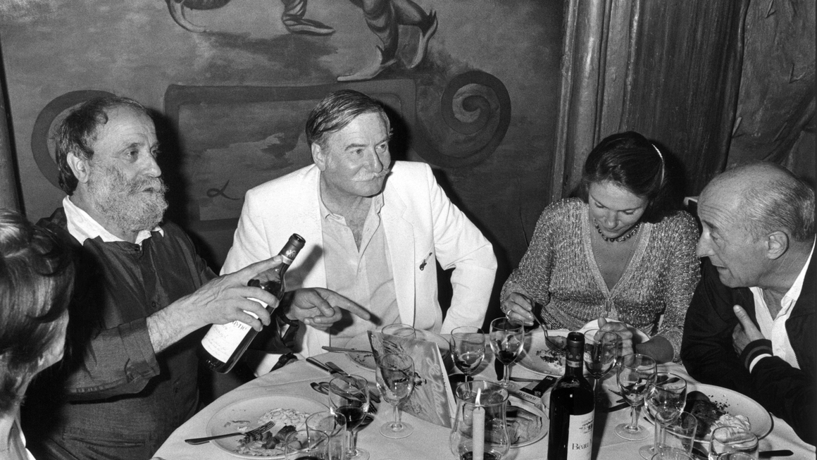 Guests including César Baldaccini, Jacques Lanzmann, and Michel Audiard at Le Privilège, 1981. Photograph by Dumay Olivier Victor Marius via Wikimedia.